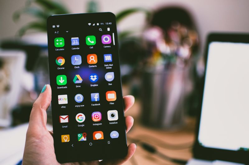 Aplikacja mobilna dla firmy: kiedy warto, a kiedy wystarczy strona